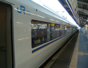 青とオレンジのラインが特徴